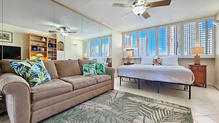 Manželská posteľ a rozkladacia pohovka Queen