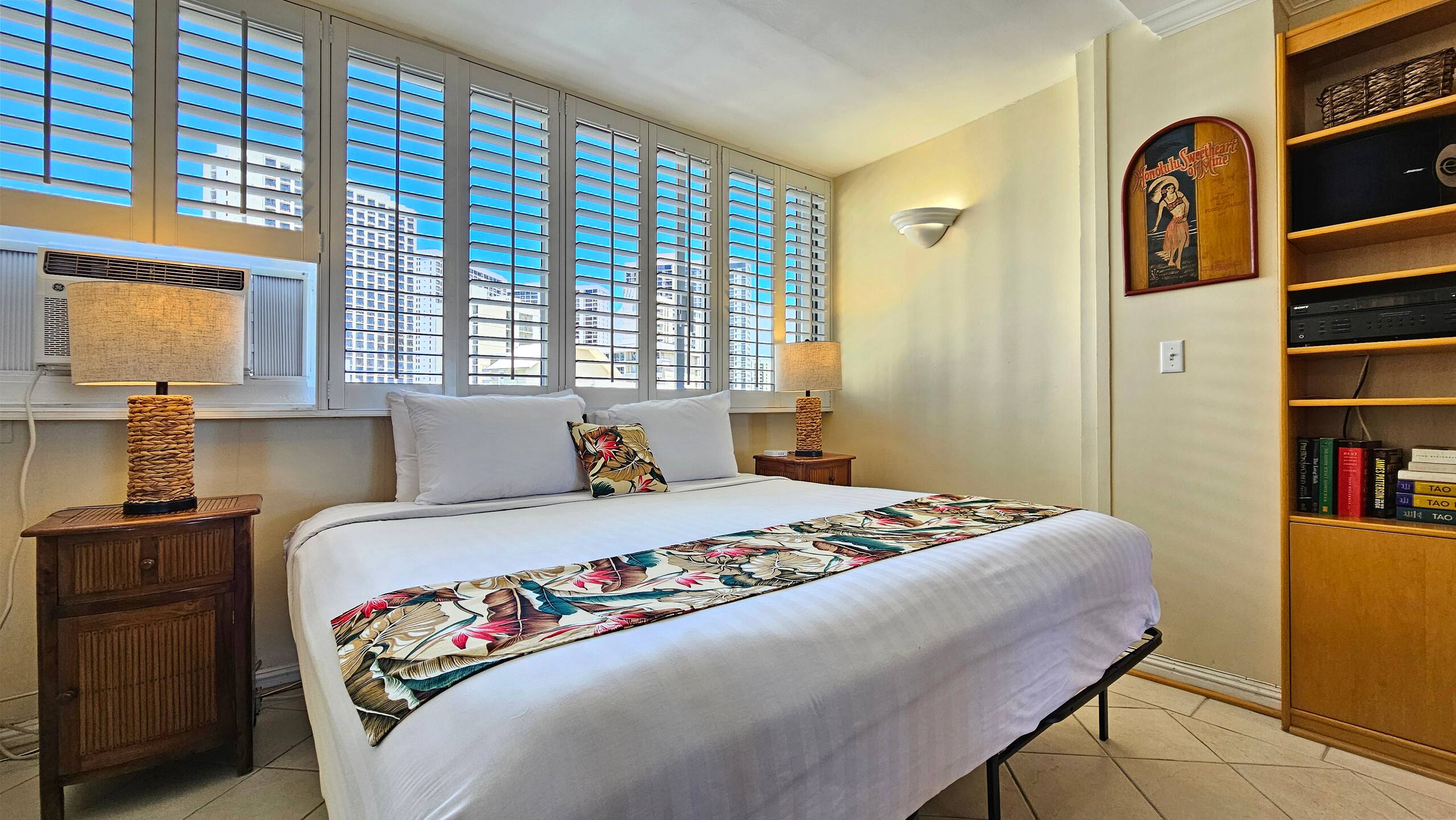 Waikiki Grand Hotel® 1005 Best Location in Waikiki - Image 33