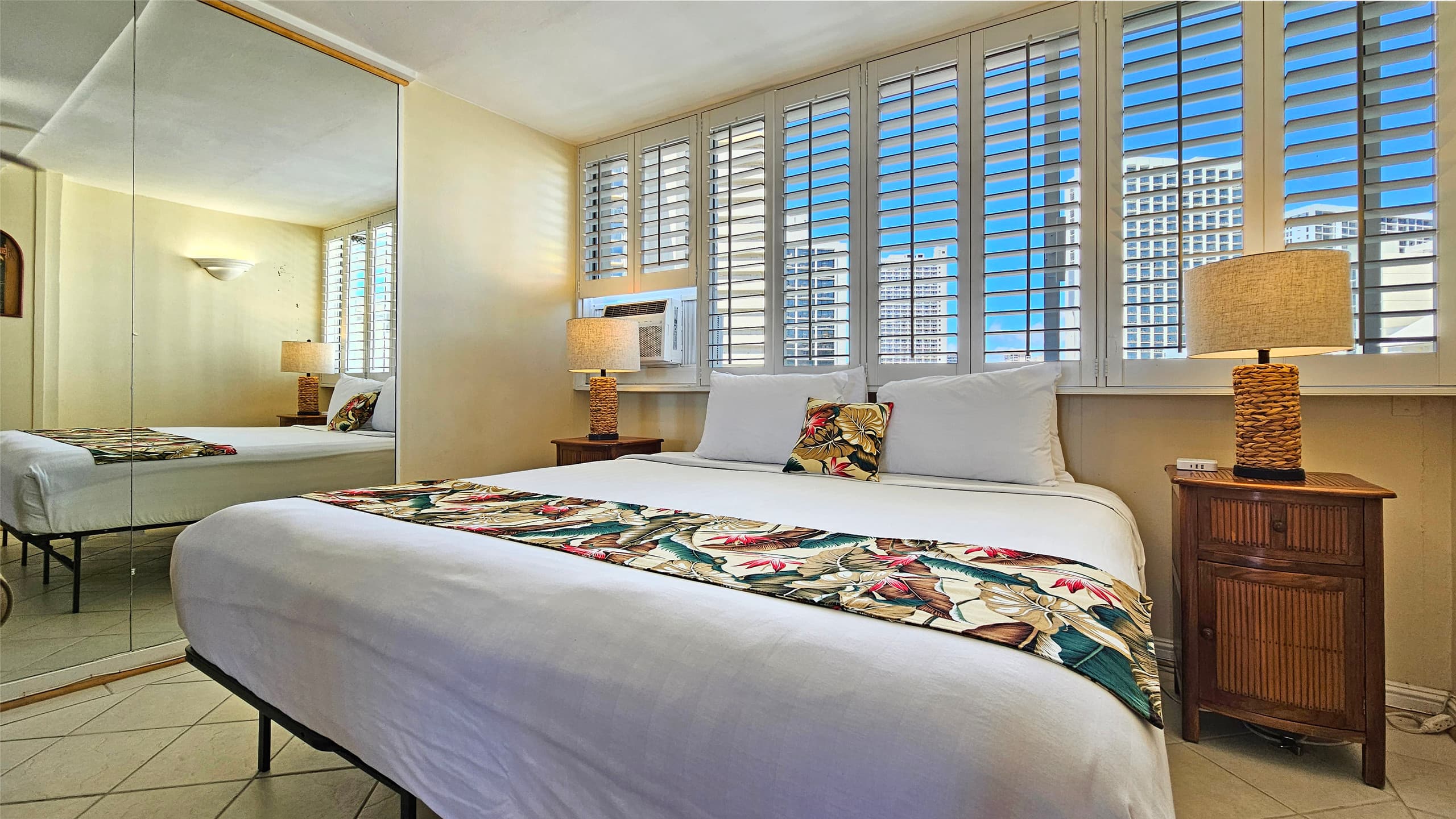 Waikiki Grand Hotel® 1005 Best Location in Waikiki - Image 32