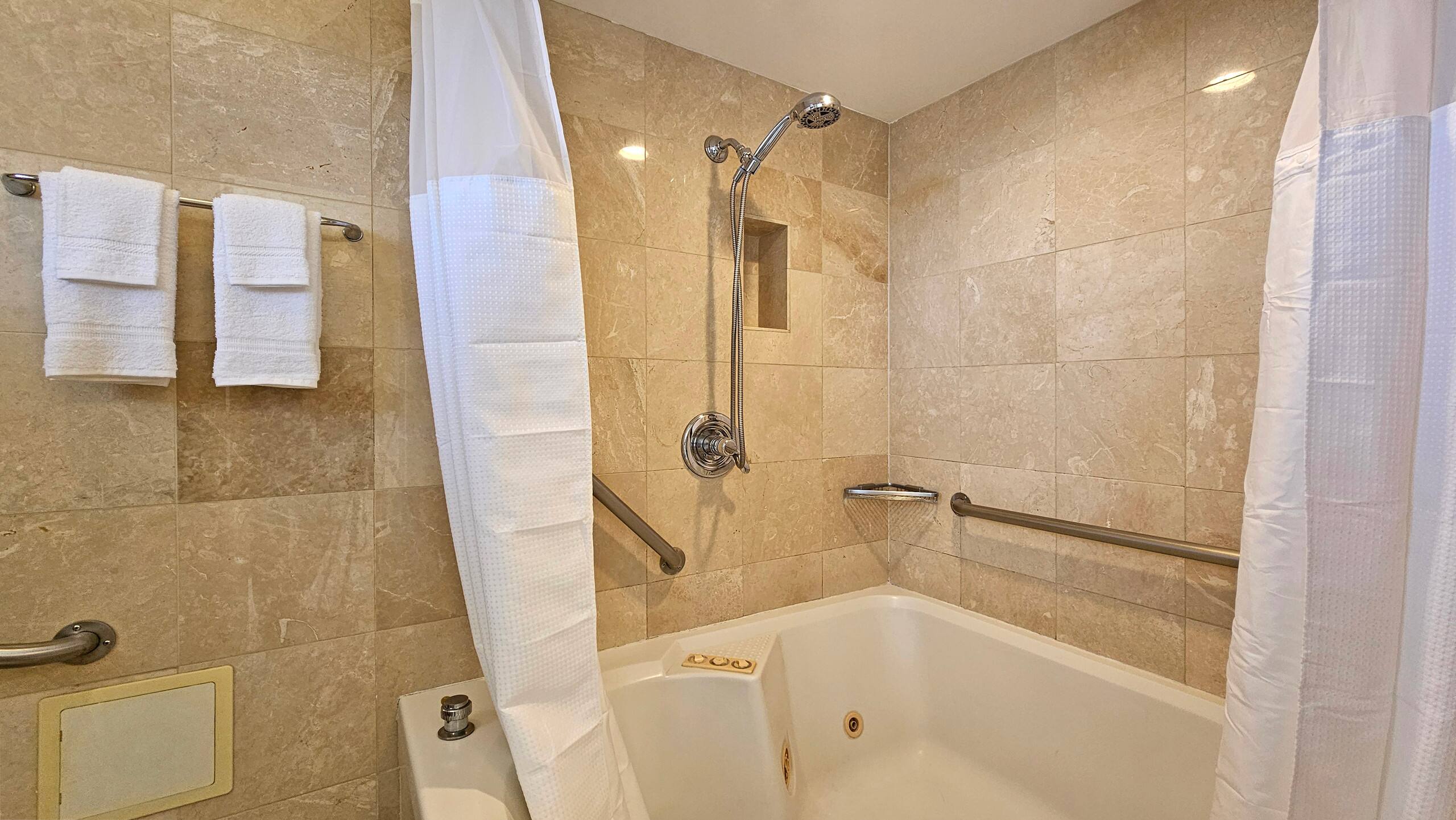 Waikiki Grand Hotel® 1005 Best Location in Waikiki - Image 16