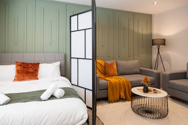 Ფართო საძინებელი მყუდრო ორადგილიანი საწოლით, იდეალურია მშვიდი ღამეებისთვის.
Მოყვება კომფორტული დივანი და მაგიდა, რომელიც იდეალურია დასასვენებლად ან სამუშაოდ.
Ნათელი, მყუდრო გარემო და საკმარისი სივრცე განტვირთვისთვის.