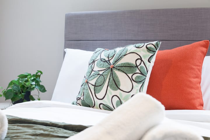 Მყუდრო საძინებელი კომფორტული ორადგილიანი საწოლით ახალი თეთრეულით.
Ნათელი და მშვიდი სივრცე, რომელიც განკუთვნილია მშვიდი ძილისთვის.
Მოიცავს სათავსოსა და თბილ განათებას დამატებითი კომფორტისთვის.