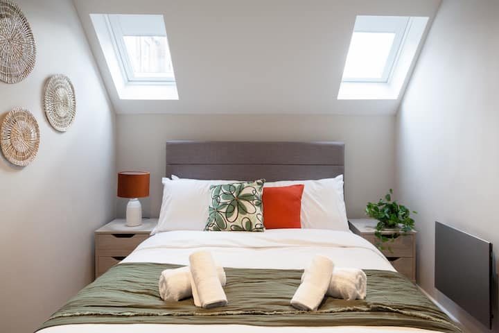 Bright and cozy loft-style bedroom with skylights and stylish décor.
Features a comfy double bed, soft linens, and a private en-suite bathroom.