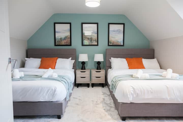 Geräumiges Schlafzimmer mit zwei großen, komfortablen Betten.
Sanfte Töne und modernes Dekor schaffen eine beruhigende Atmosphäre.
Ideal für Familien oder Gruppen, die eine erholsame Nachtruhe suchen.