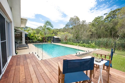 Stylish Summer Retreat – Pool, BBQ & Sauna Bliss