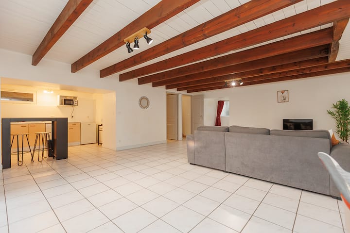 Salon ouvert sur la cuisine