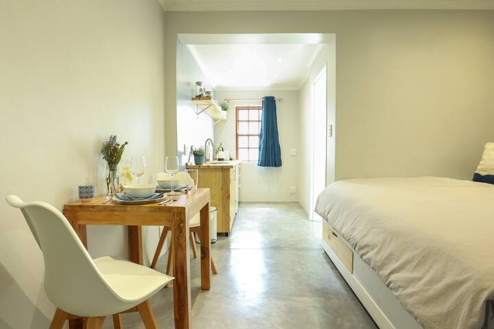 Salty Studio. King Bed And Kitchenette. Table View - Cape Town