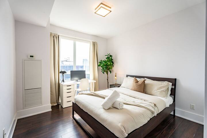 Luxury Condo w/ CN Tower View, Workspace gallery image 3