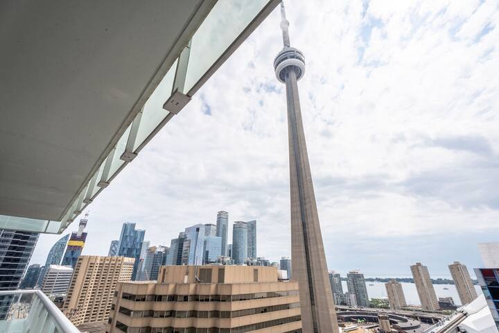 Luxury Condo w/ CN Tower View, Workspace gallery image 2