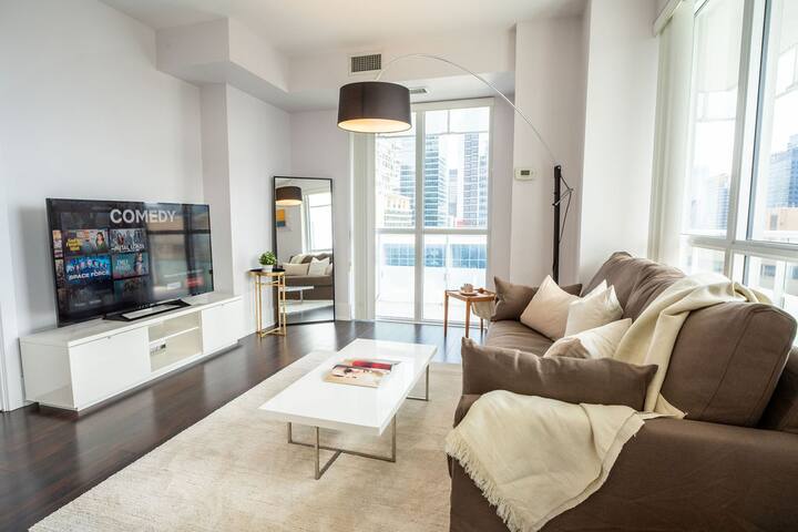 Luxury Condo w/ CN Tower View, Workspace gallery image 4