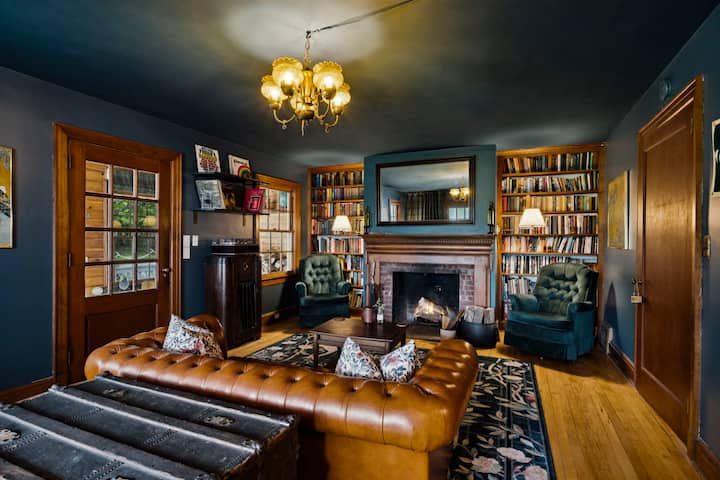 يحتوي الصالون المزاجي على أريكة تشيسترفيلد قابلة للسحب تتسع لشخصين على سرير كامل. كما يتميز بمدخل خارجي وفناء خاص به، وبار رطب، ومدفأة تعمل بالخشب، ومشغل تسجيل.