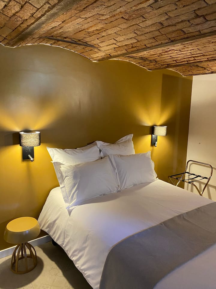 The double bedroom on the ground floor (140 x 200) and its original ceiling from the past