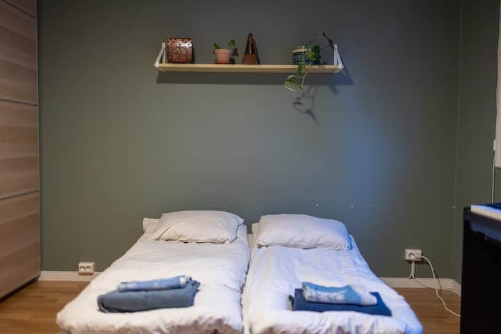 Каучот на спуштање во спалната соба 2 се претвора во удобен кревет широк 120 см, со добар горен душек.