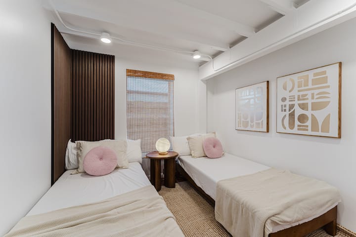 ห้องรวมนี้เหมาะสำหรับเพื่อนหรือครอบครัวมีเตียงแฝด/เตียงใหญ่ 2 เตียง แม้จะอบอุ่นและน่าอยู่แต่ก็ช่วยส่งเสริมบรรยากาศที่ร่าเริงสำหรับการเข้าพักที่สนุกสนานด้วยกัน