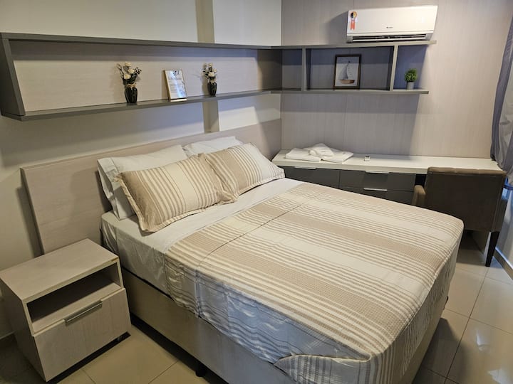 غرفة واسعة وغرفة مريحة مع مكتب للعمل أو الدراسة.