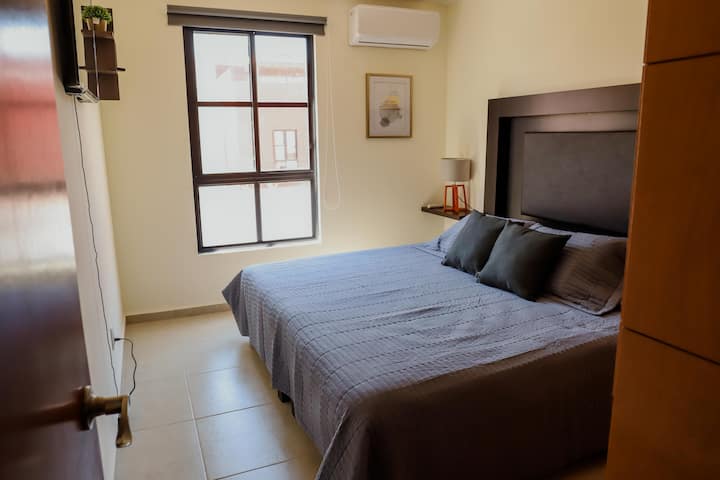 スタイルと快適さ、そして安らぎの完璧な組み合わせを、眠りを誘う寝室で発見してください。✨
