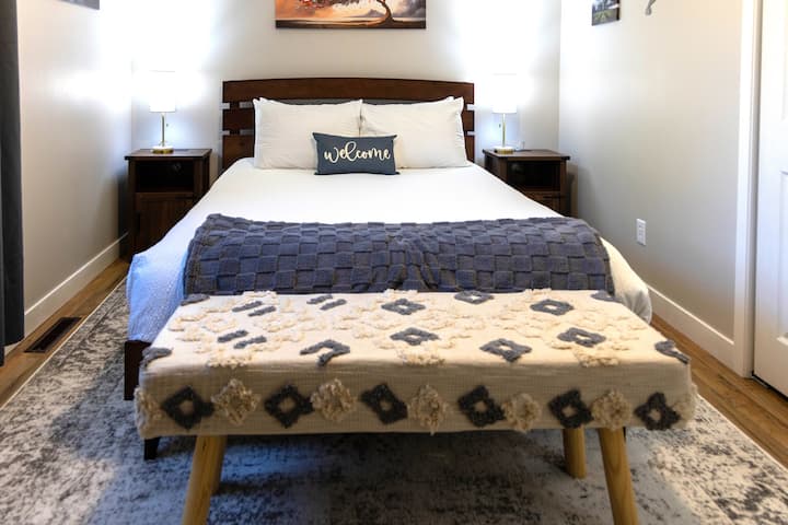 Spálňa 2 - manželská posteľ. Nočné stolíky majú zásuvky na nabíjanie.