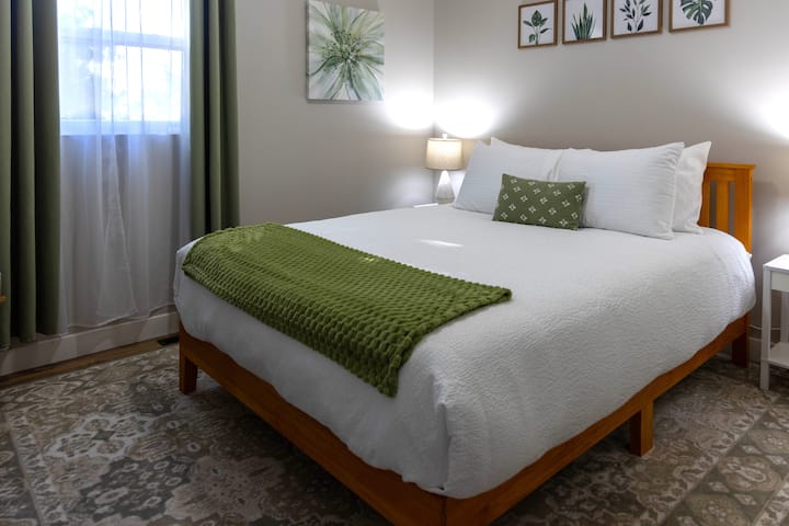 Menšia manželská posteľ. 