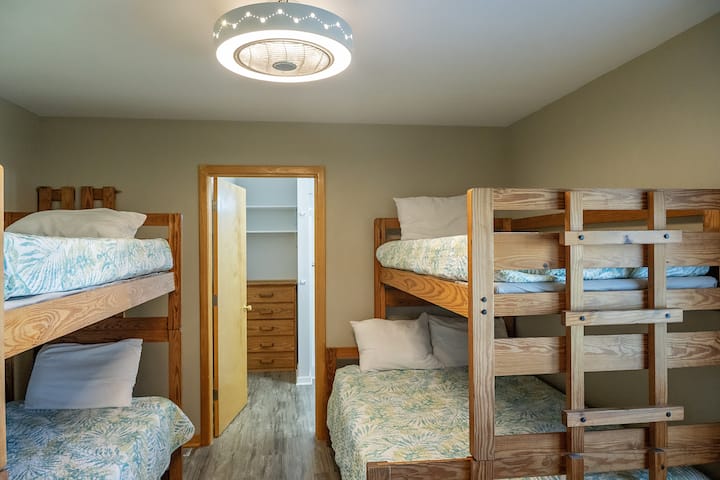 ორსართულიანი ოთახი/ორადგილიანი ორსართულიანი/ორადგილიანი ორსართულიანი/აბაზანა-ტუალეტი