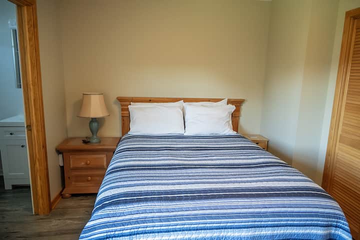 ორადგილიანი საძინებელი/აბაზანა-ტუალეტი