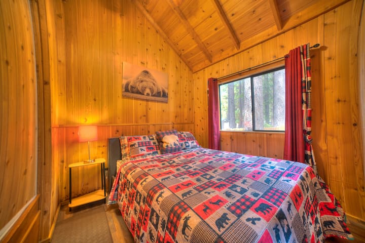 มุมมองกว้าง
~ เตียงควีนไซส์ในห้องเดี่ยว ประตูมีกุญแจล็อค 
~ ที่เก็บของในชั้นวางแบบปิด 
~ ที่เก็บตู้เสื้อผ้าด้านซ้ายซึ่งรวมถึง: 
~ หมอนเสริม 
~ ผ้าห่มเสริม 
~ เตารีดและโต๊ะรีดผ้า 
~ ไม้แขวนเสื้อ 