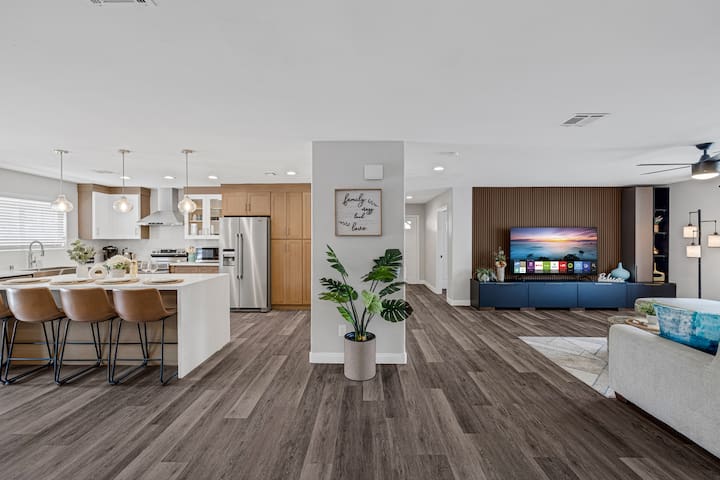 One-Story Ranch Home RV Parking 10 Mins to Strip