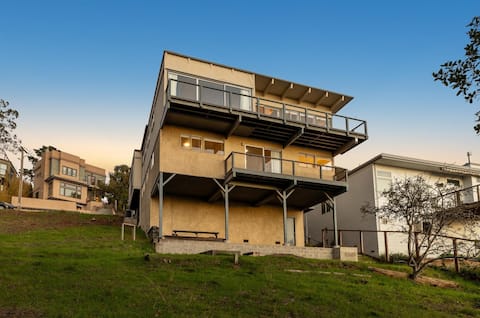 Relaxing Hillside Retreat with Stunning Bay Views!