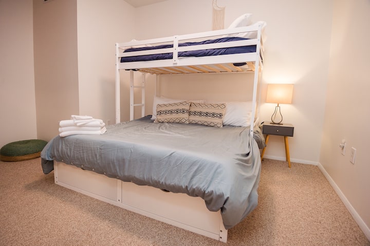 Mfalme wa ghorofa ya kwanza aliye na kitanda cha ghorofa mbili na sehemu kubwa ya kabati.  