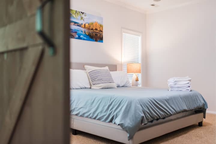 Chumba kikubwa cha kulala chenye kitanda cha ukubwa wa starehe kilicho na Televisheni mahiri.