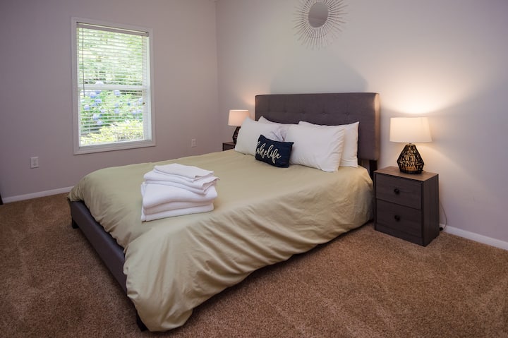 Kitanda cha ukubwa wa malkia kilicho na kifuniko cha duvet cha kifahari ambacho kiko chini ya ardhi hufanya hii iwe bora kwa wale walio na matatizo ya kutembea. 