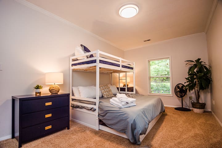 Chumba kikubwa kilicho na kitanda cha ukubwa wa kifalme na kitanda cha ghorofa pacha hufanya hii iwe bora kwa kulala au kupumzika tu mbali na kundi lote.  