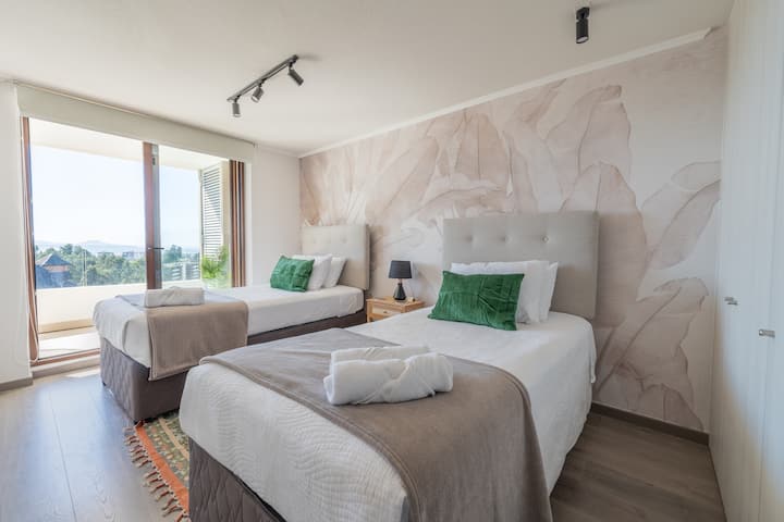 此客房设有2张带轮床。 上铺是双人床，下铺是单人床。