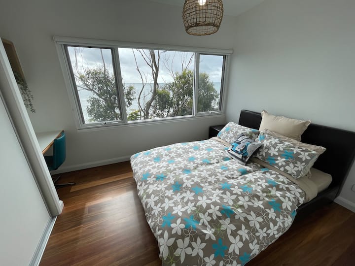 Spálňa tri je na prízemí oproti kúpeľni. Má tiež krásny výhľad, ak sa rozhodnete nechať žalúzie otvorené a sledovať východ slnka.