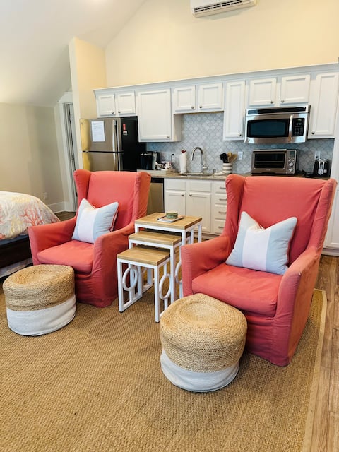 Studio Apartment in Charleston’s Plantation Dist.