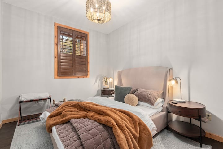 A fourth bedroom on the walk-out level has a queen bedroom and closet. 