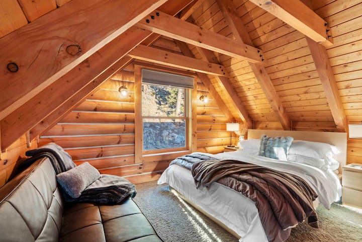 The loft 5th bedroom has a full size (double) bed and a fold-out futon double bed as well. No closet is located in this room. 
