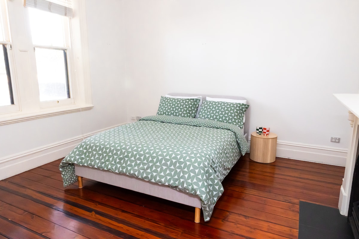 El dormitorio 1 es el dormitorio principal, con una cómoda cama tamaño queen, un baño privado para mayor comodidad y un espacioso vestidor. Es el refugio perfecto para la relajación y la comodidad.