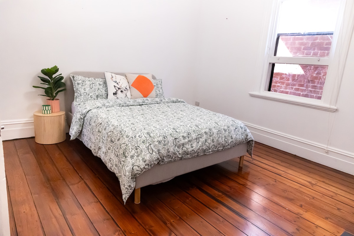 El dormitorio 3 cuenta con una acogedora cama tamaño queen y un cómodo almacenamiento de ropa, lo que crea un espacio cómodo para una noche de sueño reparador.