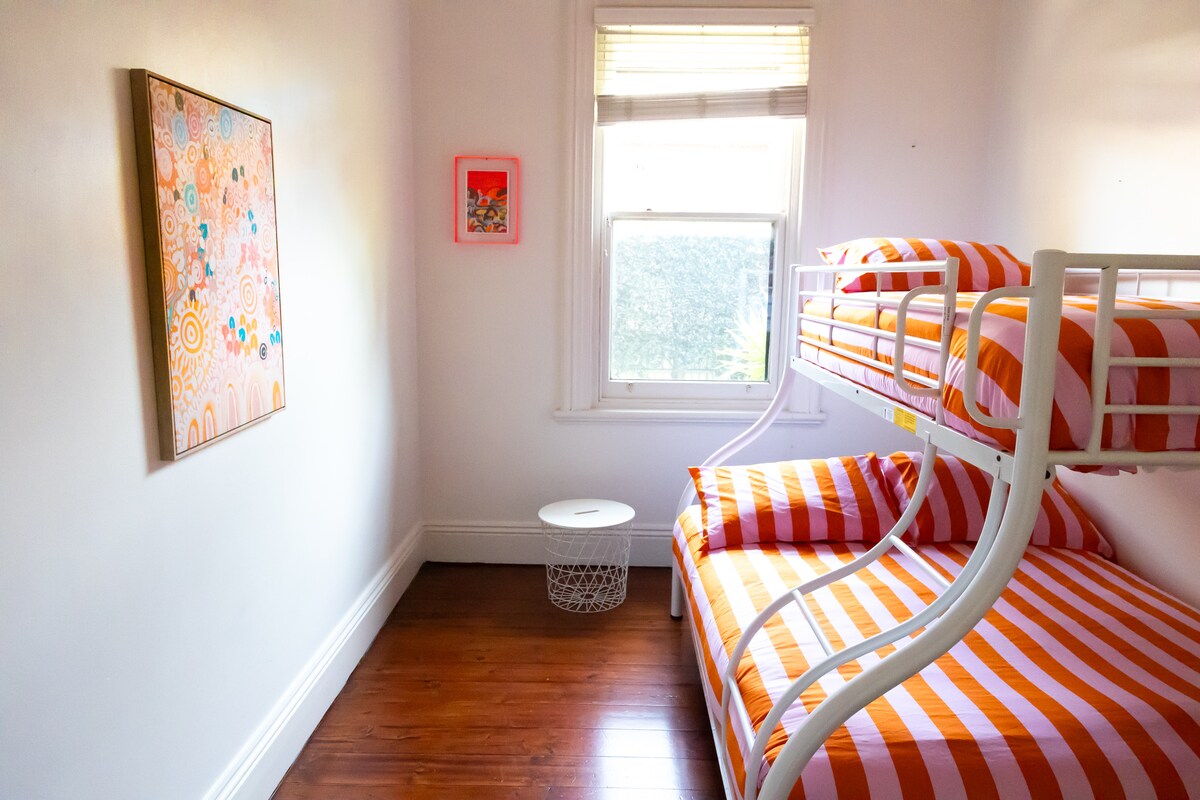 El dormitorio 4 cuenta con una litera con una parte inferior doble y una parte superior individual, lo que lo convierte en un espacio ideal para familias o grupos. Esta configuración divertida y versátil proporciona una distribución cómoda para dormir al tiempo que maximiza el espacio para una estancia acogedora