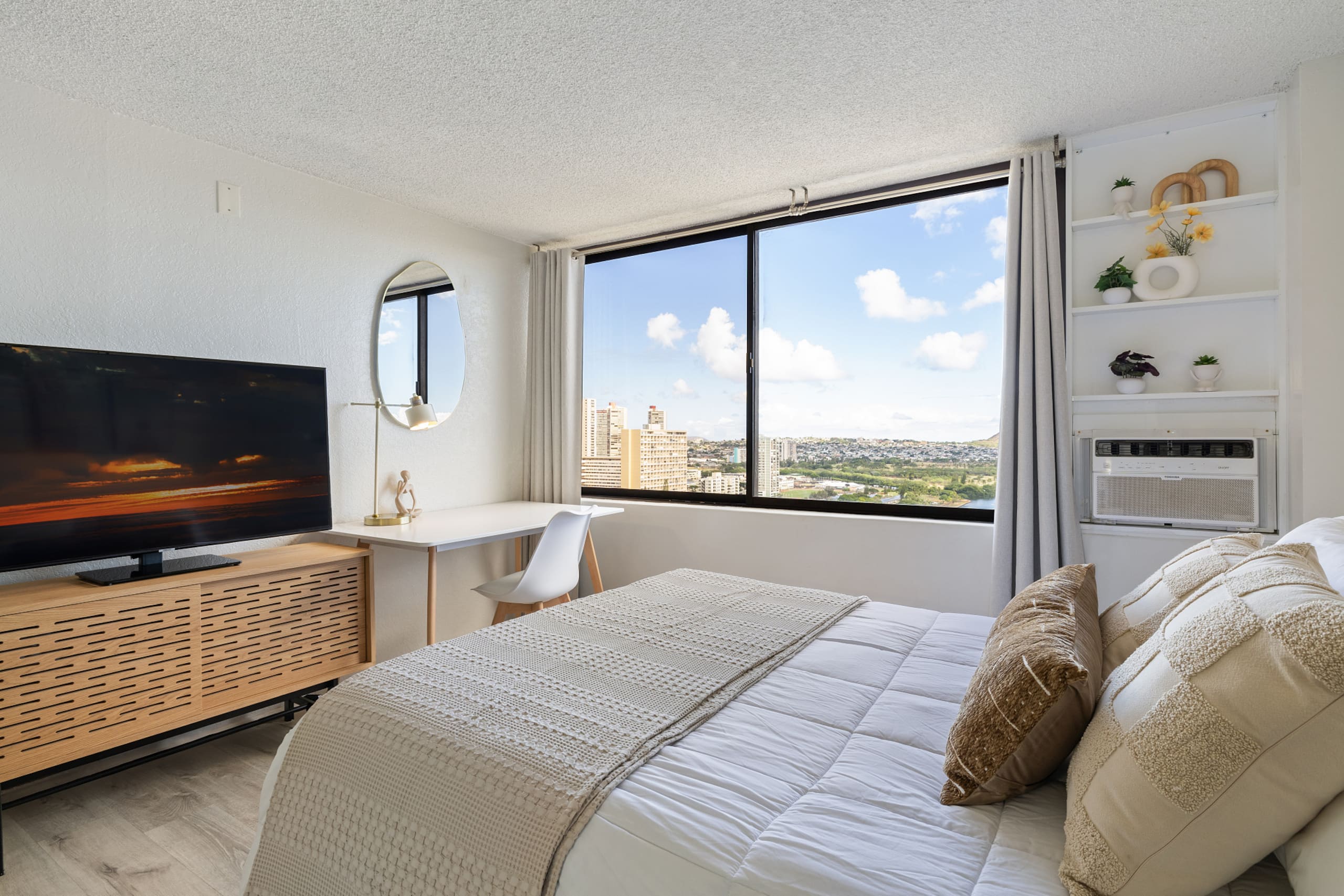 Modern Waikiki Oasis w/ Ocean View - Image 4
