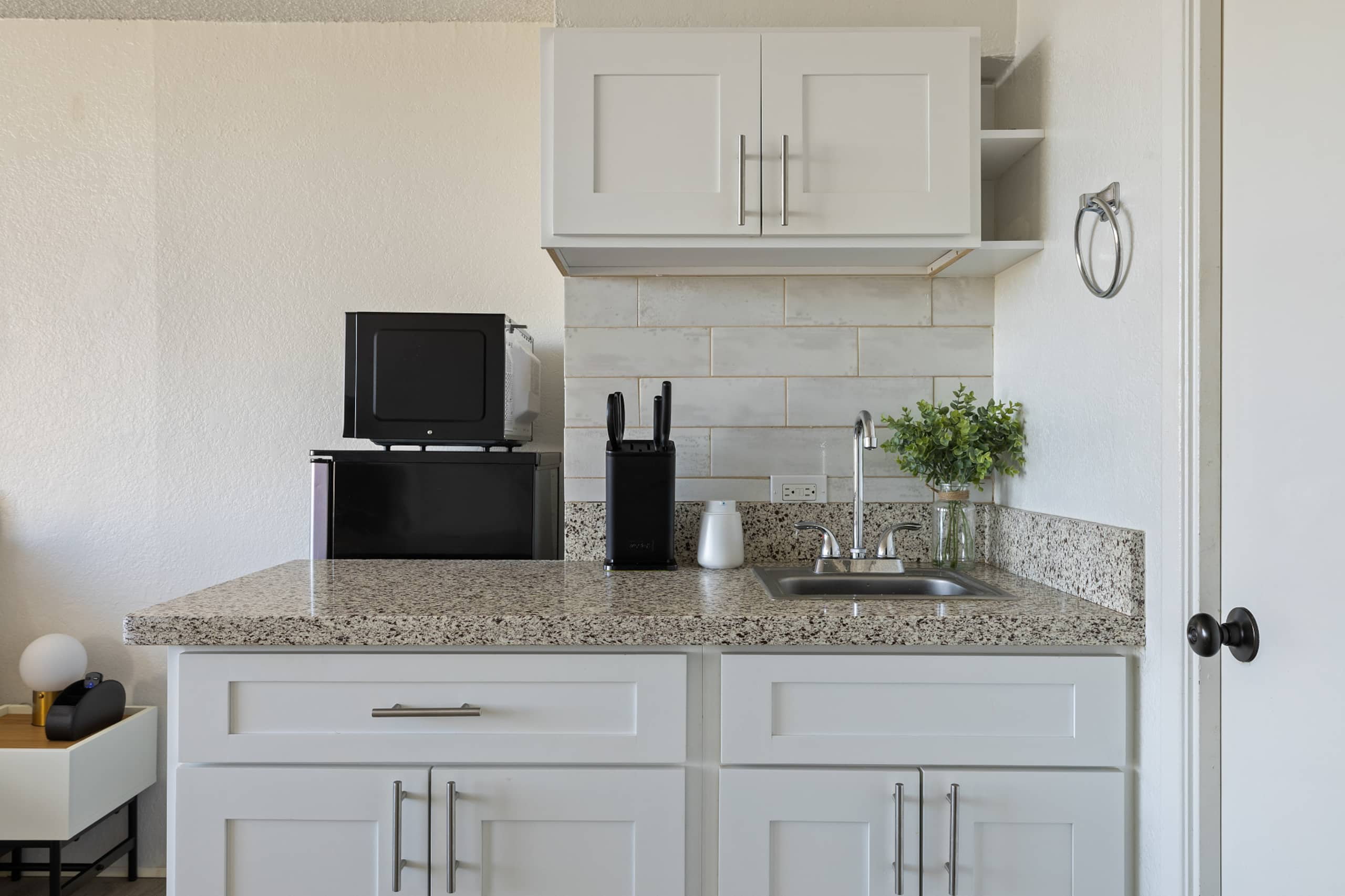 Modern Waikiki Oasis w/ Ocean View - Image 11