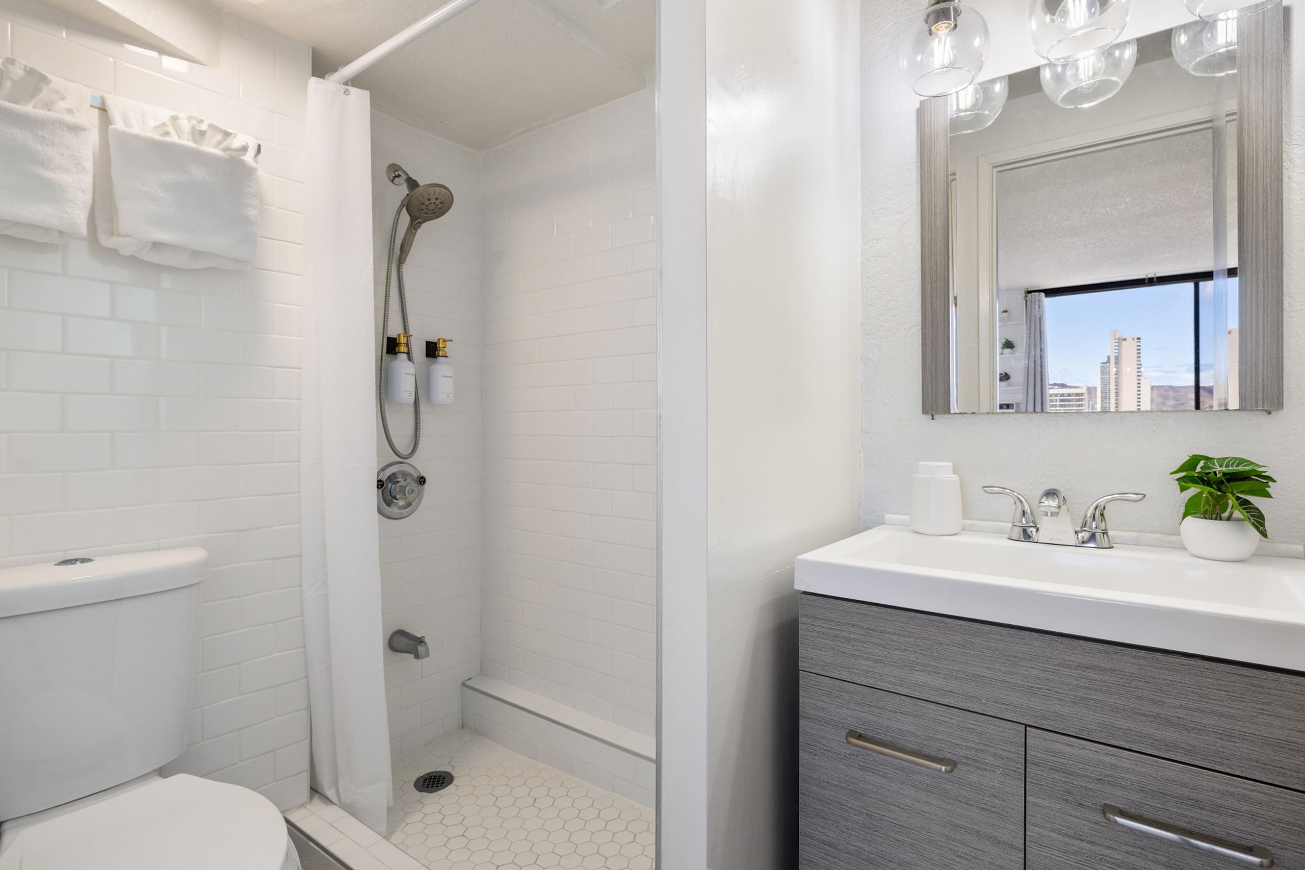 Modern Waikiki Oasis w/ Ocean View - Image 18