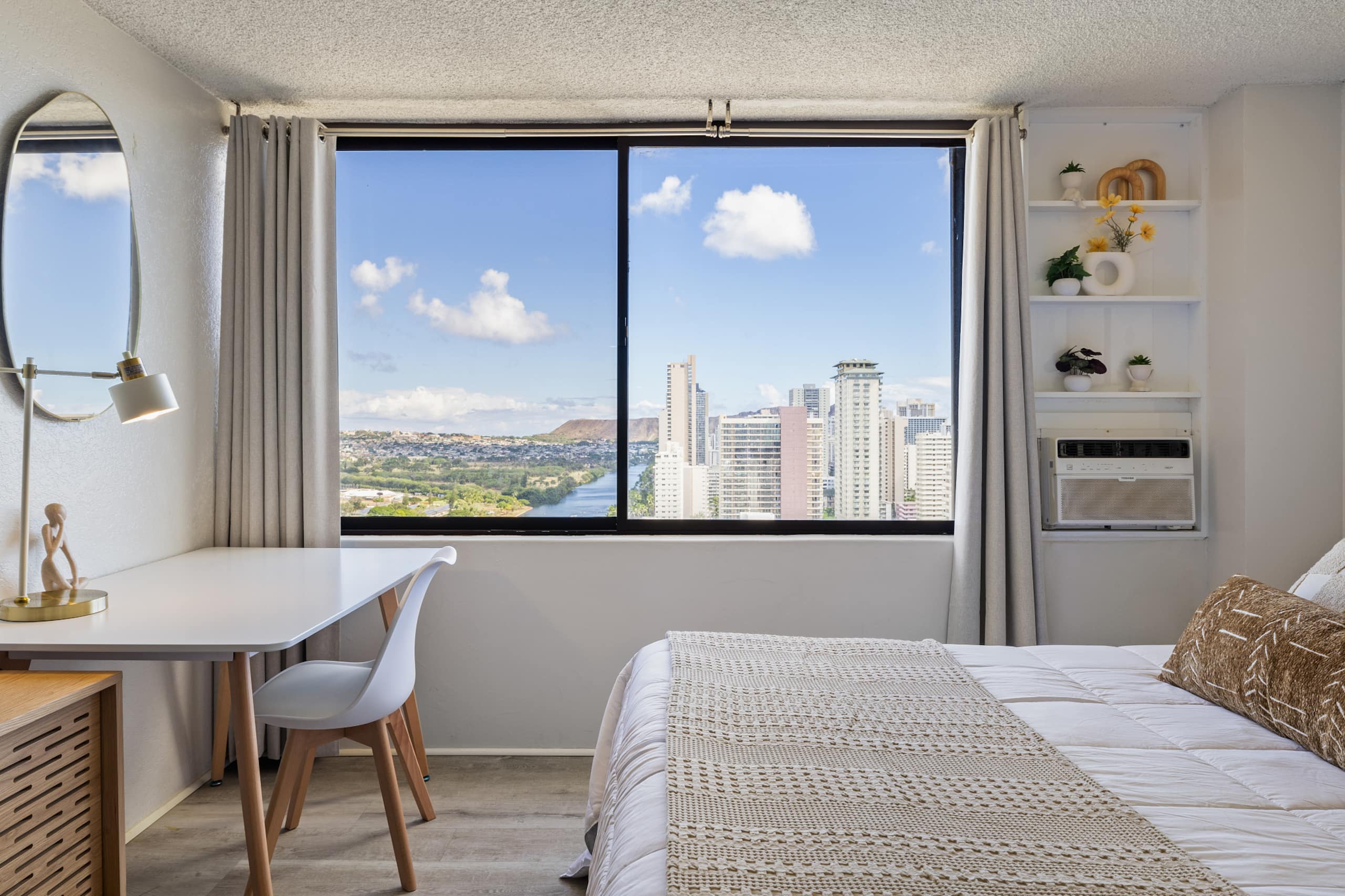 Modern Waikiki Oasis w/ Ocean View - Image 2