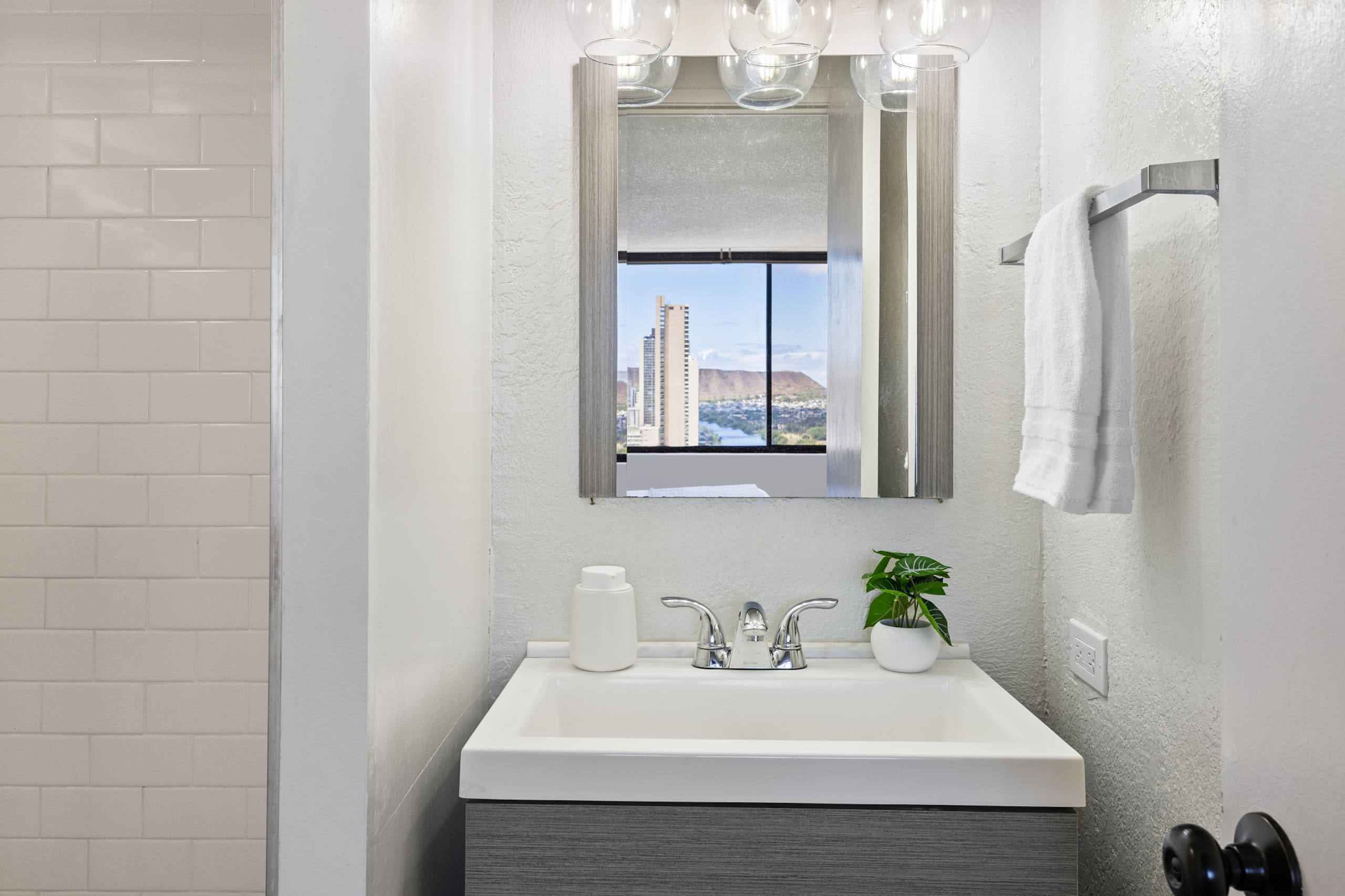 Modern Waikiki Oasis w/ Ocean View - Image 21