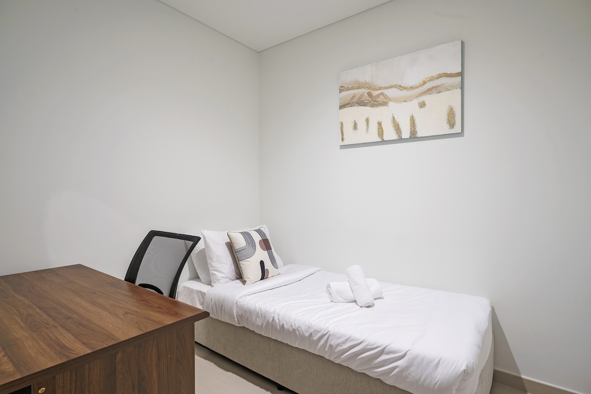 Спална соба 4 
со единечен кревет и работна маса