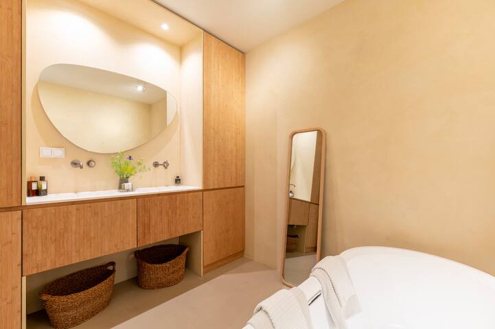 Stylish & Light-Filled Apartment gallery image 4