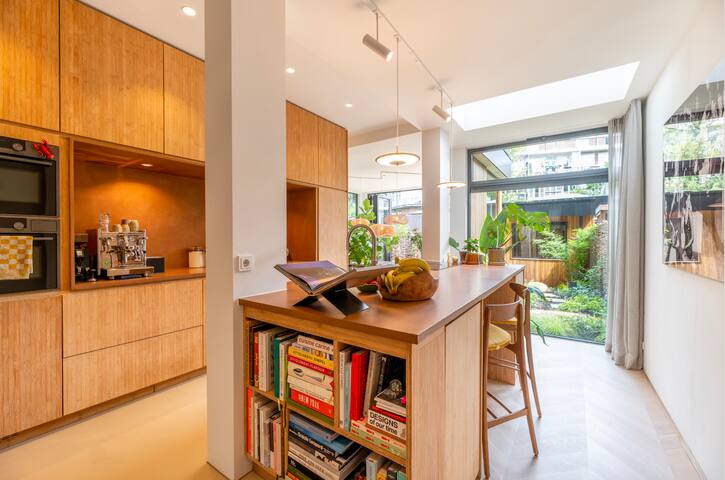 Stylish & Light-Filled Apartment gallery image 2