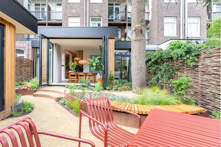 Stylish & Light-Filled Apartment