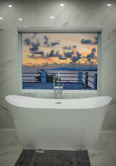 Private Saltwater Pool House w/Generator & Solar E