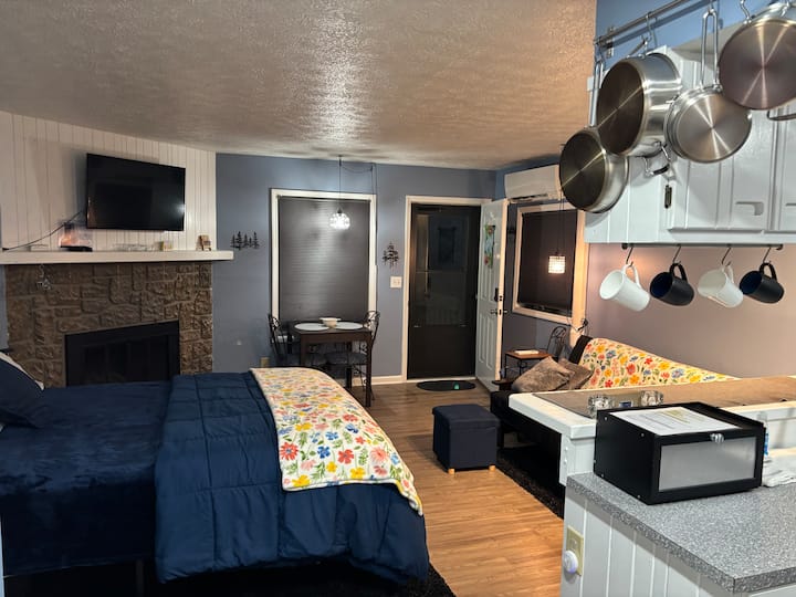 Este estudio tiene una cama queen y un futón. El "área del dormitorio" es la misma que la "área de la sala de estar". Wouls se siente más cómodo para una pareja, 3 adultos o 2 adultos y 2 niños.